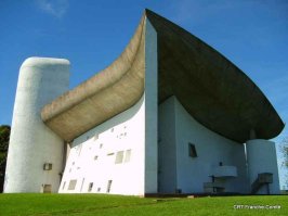 А вот ещё пример.
Гауди, Растрелли, Корбьюзье и Шугеру Бан. Это архитекторы, которые подарили миру красоту, искусство и свой талант. Да, их труд был оплачен, но единожды за каждый объект! Почему не существует авторского права в отношении просмотра архитектурных шедевров? ;)
Правильно! Какой прок распространять правило копирайта и "платные просмотры", какой прок платить юристам за то, на чём не возможно заработать?! Всё просто!