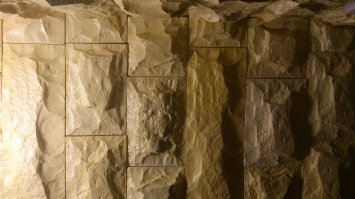 хрень, если честно.
лучше или купить готовые декоративные кирпичики из гипса или цемента или у кого руки растут из правильного места, то формы и смеси для создания искусственного камня. 
стоит это все не так дорого. смеси есть простые по типу добавь воды, размешай, вылей в форму и через 30 минут камень готов, только вытащи его и просуши пару суток. можно добавить краситель в массе, а можно потом разрисовать, кто умеет.
сам делал для себя такие. 
смеси для искусственного камня : камнедел и скульптор. формы выбирайте какие нравятся их много.
никаких специальных навыков, кроме умения работать с миксером или дрелью для замеса раствора, не надо

пс
заранее прошу прощение за то, что фотки боком. на компе норм, тут почему-то переворачивает.