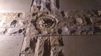 хрень, если честно.
лучше или купить готовые декоративные кирпичики из гипса или цемента или у кого руки растут из правильного места, то формы и смеси для создания искусственного камня. 
стоит это все не так дорого. смеси есть простые по типу добавь воды, размешай, вылей в форму и через 30 минут камень готов, только вытащи его и просуши пару суток. можно добавить краситель в массе, а можно потом разрисовать, кто умеет.
сам делал для себя такие. 
смеси для искусственного камня : камнедел и скульптор. формы выбирайте какие нравятся их много.
никаких специальных навыков, кроме умения работать с миксером или дрелью для замеса раствора, не надо

пс
заранее прошу прощение за то, что фотки боком. на компе норм, тут почему-то переворачивает.