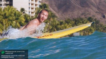 у меня есть ноги и руки и я не умею кататься на серфе.
а он умеет.