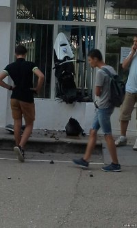 Достали уже новости про мусульман. Я секунд десять пытался понять, захера какой-то новый шлем мусульманкам придумали и так в их тряпках нихрена не видно на дороге, а тут вообще бойницу маленькую оставили.