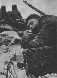 А при чем тут связь. Если у бойца короб от пулеметных лент.