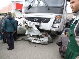 Уважаю тяжелый и честный труд. Труд дальнобоев тоже трудный, но нужный. Не приветствую "платон" (это о моей платформе).
А теперь основное:
в моем Новороссийске уже несколько раз происходили трагические случаи, когда  тяжеловозы (в основном "хомячки" с зерном), которые ехали с сумасшедшим перегрузом и без горных тормозов (а просто колодки на перевалах горят натуральным пламенем), в результате своих нарушений на сорванных тормозах влетали с перевала в город и неслись на бешеной скорости по главной въездной улице, попутно снося все на своем пути и в конце выбивая страйк из гражданских легковушек, маршруток и прочей жестяной "мелочи". И ни один - ни один из водителей! - даже не подумал погасить скорость о бордюр, уложить машину в кювет или свернуть в придорожный пустырь. Нет, они, сцу...  , несутся в центр, на людные улицы.
Что это: незнание основ водительского дела? страх за свою шкуру? непонимание вероятных последствий? Не знаю. Но если судить по этим постам - это уже какой-то перекос в морали и нравственности.