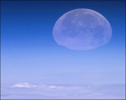 Низко, атмосферная аберрация. Зелёный луч Солнца для пущей красоты ))