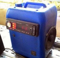 Вообще не увидел маразма и лени. 
А примерно такие-же "бомбастики" мы и сами лепили, когда на моторной лодке на острова на рыбалку едешь.  Дешевый приемник, динамик и пустая канистра - зато с музыкой.