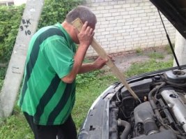 Школоте не понять... Дедовский способ прослушать стуки в моторе...