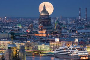 Все эти точки легко рассчитываются и без специальной программы, но с ней конечно, удобнее. Вся сложность этого снимка только в оборудовании и хорошей погоде, так как ни луна, ни город никуда не денутся и все можно рассчитать заранее. Объектив на 1000- 1500 мм и погода - все. В питере тоже много споров было о том, фотошоп или нет. Обработки, конечно, много, разделить по яркостям не так сложно, но кадр - реальный. Ну а я могу мыльницей только такой самолетик щелкнуть)))