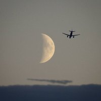 Все эти точки легко рассчитываются и без специальной программы, но с ней конечно, удобнее. Вся сложность этого снимка только в оборудовании и хорошей погоде, так как ни луна, ни город никуда не денутся и все можно рассчитать заранее. Объектив на 1000- 1500 мм и погода - все. В питере тоже много споров было о том, фотошоп или нет. Обработки, конечно, много, разделить по яркостям не так сложно, но кадр - реальный. Ну а я могу мыльницей только такой самолетик щелкнуть)))