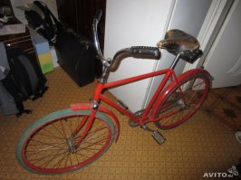 Почему-то еще никто не вспомнил очень популярный у мальчишек 80-х велосипед Уралец. Внешне напоминает всё тот же Урал, но в уменьшенном виде. У меня как раз был такой же как на фото - Красного цвета и с серо-зелеными шинами. 
У многих друзей такие-же были. 
И практически у всех появлялась трещина на верху рамы в месте присоединения к рулевой втулке. Заваривали и подкрашивали.