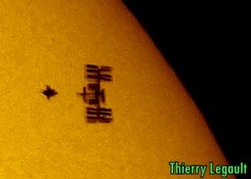 МКС с Атлантисом
МКС на фоне затмения. Солнце, луна, МКС и фотограф на одной линии в определенный момент времени