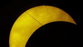 МКС с Атлантисом
МКС на фоне затмения. Солнце, луна, МКС и фотограф на одной линии в определенный момент времени