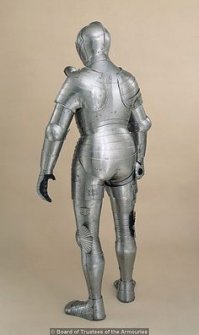 Генрих VIII смеётся над таким утверждением. Правда это специальный длоспех для пешего боя, очень сложная работа (500 частей только защита задницы).