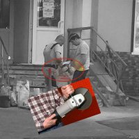 Если ты хочешь разглядеть гражданку Болгарии, то вряд ли её там найдёшь )))
Провод свисает за рабочим, и, так как рабочий не прозрачен, то разглядеть его не представляется возможным )))
Вообще, если не работал с "болгаркой" и не видел её никогда, то как её можешь вообще опознать? )))