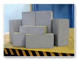 :) Понимаю Вашу иронию. Как выглядит инструмент - я знаю. Я сначала корпус болгарки принял за, вот такой вот, кусок пеноблока или камня. Согласен - это я сам не понял картинку (хотя качество картинки - то еще). Меня просто смутило положение правой руки товарища слева - как-то он странно держит ручку.