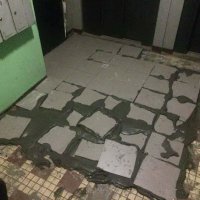 У меня так-же было. Прихожу вечером домой. А там, что-бы пройти до квартиры, свежеуложенная плитка. Потайных/схватившихся троп не обнаружилось.И работяга (из местных) считает квадратуру. Типа заработал сколько. Я не птица, пошел по свежеуложенному. Вся новоуложенная плитка стала такой-же. А что, в машине спать семьей?.
