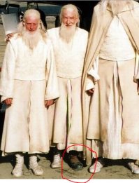 Иэн Маккеллен со своими дублёрами
???