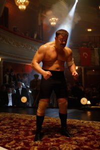 Тоже не поленился просмотреть всю подборку. Какое-то сумбурное ассорти. Впрочем, на вкус и цвет, как известно...
Чисто навскидку могу добавить несколько фильмов (из этого временного диапазона), на свой вкус, разумеется. Просто глянул у себя в сохранённых:
Нападение на Уолл-стрит (2013);
Поддубный (2012);
Брат якудзы (2000);
Багровые реки (2000).