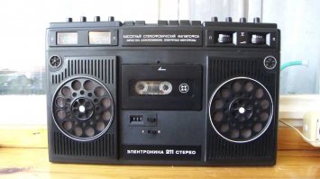 На полученные за командирство в ССО я купил Электронику. К ней шли две кассеты: чистая и с записью. Но, по факту, подсунули две одинаковые записанные кассеты. Микс-попса вражеская (капиталистическая) за 1982 год. Перечень не помню, но был дуэт Крис Норман и Сузи Кватро.