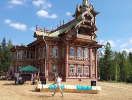 Про терема - вранье! 
Лесной терем - памятник деревянного зодчества русской архитектуры XIX века.
   И еще - 
Деревянные усадьбы и терема Костромской области.
   Открытие одного из теремов, как музея деревянного зодчества, состоялось 6 августа 2016 года.