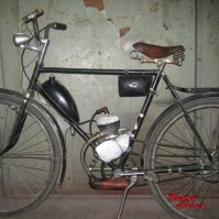 Вот она мототехника моего детства! Двигатель Д-6 на велосипедной раме, только у нас была ещё мода колхозить колёса от Лёвушки, чтобы мокик был ниже и удобней было ездить.