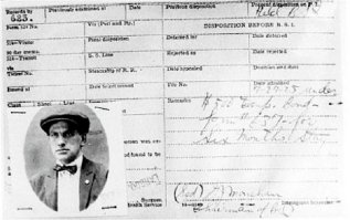 У Маяковского фото в паспорте что, степлером прикреплено?