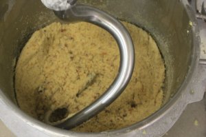 ...полкило грецкого ореха (или кешью) и размолоть его через мясорубку или блендер вот в такую массу.