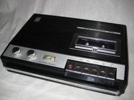 А у меня такой был... По-моему, уже не помню. Кассет "в комплекте" точно не было, все покупала сама. Главное разочарование было от отсутствия встроенного микрофона. Покупал мой старший двоюродный брат и опоздал буквально на день. Вчера были, а сегодня только такие... Это по его словам разумеется, сама тогда "несмышленышем" была. Но как ужас вспоминаю "долбанный пасек" от привода до какого-то ролика, который рвался с регулярной переодичностью и который меняли на что угодно... вплоть до резинки с основания "изделия номер 2"... 
А так - спасибо за пост - понастольгировала!