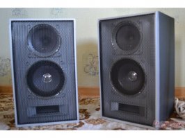 У моих родителей в квартике вот такая дека есть, и колонки к ней. И всё работает с 1994 года. Покупали мне, а не себе.