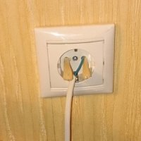 тут вобще все норм!
кто напрямую провода не вставлял в розетку?
тут еще и зафиксировал, не хуже вилки вышло