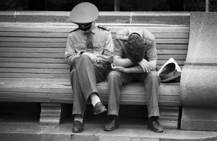 У летёхи носки белые. Не по Уставу...