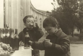 А я в детстве не любил тархун...
Как сейчас об этом жалею!
Если бы сейчас стали выпускать газировку именно с теми вкусами,
что были в детстве, я бы даже пиво стал в два раза меньше пить.
Честное пионерское.