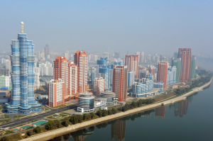 На глянцевых фотках из сев. кореи пугает отсутствие на улицах людей.