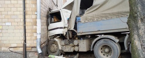 Когда дом находится рядом с трассой