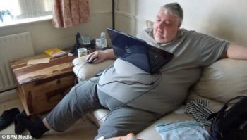 Разумеется, держать ноут на коленях вредно, надо на груди/животе: