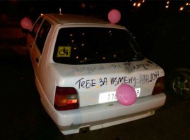 Судя по знаку в левом углу он теперь уже второй клеит...