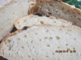 Пицца - у индейцев???Что курил автор. Впрочем пост вообще безблагодатный.Так можно описать любое блюдо любой кухни. Вот к примеру хлеб:

Бедный старый крестьянин, у которого нет денег не только на мясо, но и на кашу вынужден давиться пшеницей - одной из дешевейших круп, да не может - зубов нет и он из последних сил перетирает её в муку, разбавляет водой, т.к. всё это есть невозможно и подогревает на костре. Ночь уже, холодно.