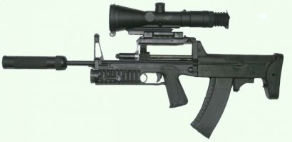 Вот ещё шикарная штучка: российский автомат АДС.

Создателем автомата АДС является известный российский оружейник Василий Грязев (соратник Шипунова А.Г.). Автомат выполнен по схеме буллпап, имеет длину ствола 415 мм, общую длину 685 мм и весит 4,6 кг. Темп стрельбы составляет 600-800 выстрелов минуту, прицельная дальность при стрельбе на суше – 600 метров. При стрельбе под водой дальность стрельбы колеблется от 25 до 18 метров в зависимости от глубины, на которой ведется стрельба. Кроме того автомат оснащен подствольным гранатометом ВОГ-25 калибром 40мм.

Для ведения огня на суше и в воде используются разные типы боеприпасов. Для стрельбы под водой используется боеприпасы 5.45х39мм ПСП-У и ПСП, а для стрельбы на суше используются боеприпасы: 5.45х39мм 7Н6, 7Н6М, 7Н10, 7Н22.