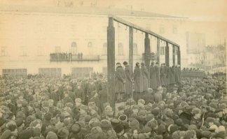 А еще в Киеве устроили публичную казнь немцев. Помню бабушка рассказывала (царство ей небесное) что видела как на центральной площади пленных немцев ставили на грузовики, накидывали петлю, потом машины отъезжали..