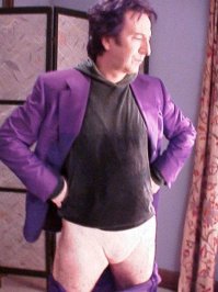 Не знаю как велосипедист, но танцор он точно хороший, я бы при трюке лечь на седло/сесть на седло, точно себе бы что нить одтавил, а он нет, мододец