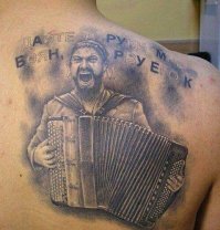 Бессмысленные и беспощадные татуировки от мастеров с нестандартным чувством юмора