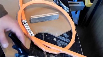 тут вся соль не в размере раб поверхности.. типа инновация и дитя справится.. но всё это правда только если у ребёнка рука не дрогнет, что маловероятно.. т.е. заготовка по сути уходит во вторсырьё.. я предполагаю, что можно набить руку и очень точно вести по линиям на мониторе, но всегда остаётся шанс накосячить.. посему тандем стандартного ручного фрезера и шаблонов намного превосходит надёжность и точность сего девайса.. и это если не учитывать экономическую составляющую..