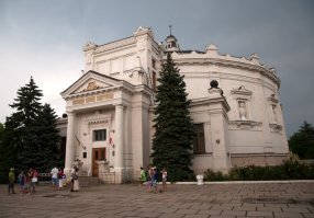 Рубо - это имя в Севастополе священно. Панорама... У нас она выплёскивается на Исторический бульвар и Малахов курган. Эту панораму в 42-м матросы рубили топорами, спасая от пожара и грузили на транспорт первее раненых.