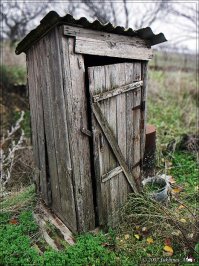 "... , что всякого рода мерзкие твари в любой момент могли вылезти оттуда и впиться своими зубами в уязвимые ягодицы несчастного"
Хорошо, что древние римляне такого не знали.