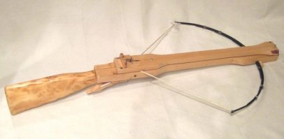 после прочтения книги " Книга будущих командиров" был изготовлен арбалет, примерно такой, а после ипытаний, когда стрелой пробита доска в палец, и стрела вонзилась в дверь туалета, в котором сидел дедуля!!!! был отцом порубан в щепки, а следы ремня на заднице неделю сходили...