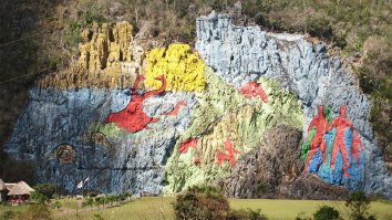 На наскальном рисунке изображено историческое событие; древние протоукры отвоевывают Крым у динозавров!