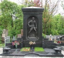 И памятник на его могиле (Днепропетровск)