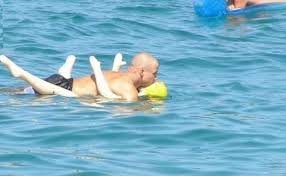 Надувной матрас в виде гигантского таракана