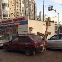 Вот это позабавило. "Элементы" примотаны скотчем по всему периметру машины, что блокирует дверцы. Значит, либо модель исключительно для стоянки, либо водила летает, сидя на ней верхом...;)