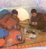 После снежной бури в Бруклине мужчина построил иглу и выставил зимнее жилище в аренду