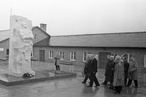 Прошу прощения, но я вспомнил его...
...может быть не в тему, но я не знаю...
Сила духа у Карбышева, пздц!